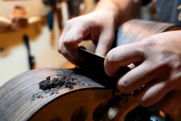 Luthier Não Reconhecido Lixando Uma Guitarra Sua Oficina Usando Ferramentas — Fotografia de Stock