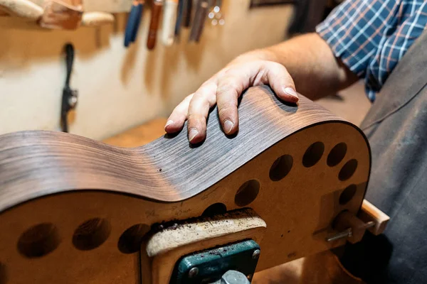 Unbekannter Handwerker Baut Traditioneller Werkstatt Eine Gitarre Und Benutzt Werkzeug — Stockfoto