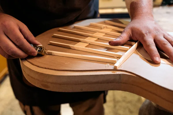 Αναγνωρισμένος Τεχνίτης Που Δημιουργεί Κιθάρα Και Χρησιμοποιεί Εργαλεία Παραδοσιακό Εργαστήριο — Φωτογραφία Αρχείου