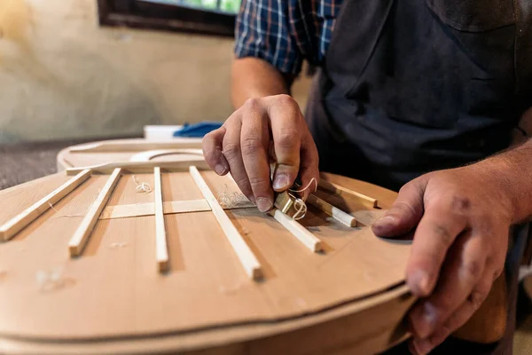 Unrecognized Craftsman Creating Guitar Using Tools Traditional Workshop — Stock Photo, Image