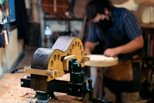 Luthier Nosí Obličejovou Masku Díky Covid19 Dělat Kytaru Pracovat Své — Stock fotografie