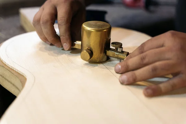 Αναγνωρισμένος Luthier Στη Διαδικασία Κατασκευής Μιας Κιθάρας Χρησιμοποιώντας Εργαλεία Ένα — Φωτογραφία Αρχείου