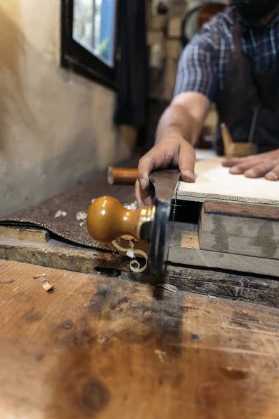 Neznámý Luthier Pracuje Svém Ateliéru Vyrábí Kytaru Používá Speciální Nástroje — Stock fotografie