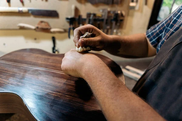 Luthier Non Riconosciuto Nel Processo Fabbricazione Una Chitarra Utilizzando Strumenti — Foto Stock