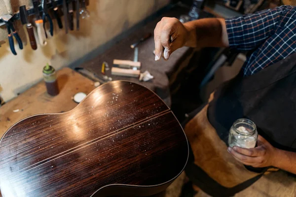 Luthier Não Reconhecido Trabalhando Seu Atelier Fazendo Uma Guitarra Ele — Fotografia de Stock