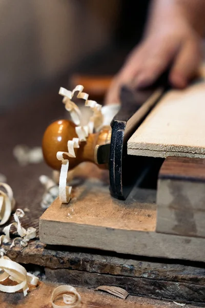 Luthier Méconnu Travaillant Dans Son Atelier Faisant Une Guitare Utilise — Photo