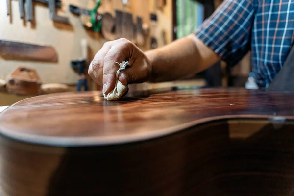 Neznámý Luthier Pracuje Svém Ateliéru Vyrábí Kytaru Používá Speciální Produkt — Stock fotografie