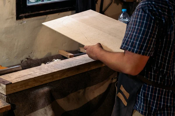Αναγνωρισμένος Luthier Εργάζεται Στο Εργαστήριό Του Και Χρησιμοποιώντας Σανίδες Ξύλου — Φωτογραφία Αρχείου