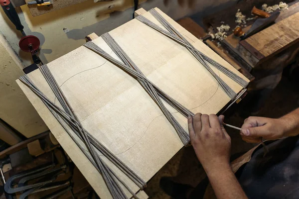 Ismeretlen Luthier Gitár Készítésének Folyamatában Szerszámokkal Egy Hagyományos Műhelyben — Stock Fotó