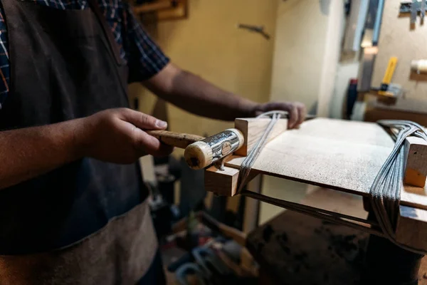 Αναγνωρισμένος Luthier Εργάζεται Παραδοσιακό Εργαστήριο Κάνοντας Μια Κιθάρα Και Χρησιμοποιώντας — Φωτογραφία Αρχείου