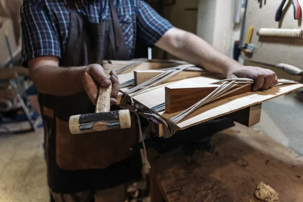 작업장에서 일하는 유명하지 제작자가 기타를 만들고 망치를 사용하는 — 스톡 사진