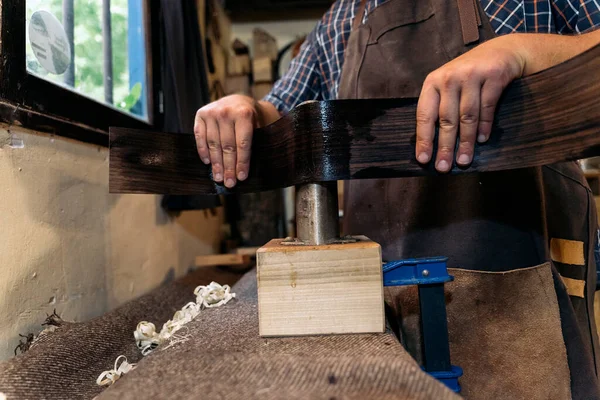 Luthier Não Reconhecido Criando Uma Guitarra Sua Oficina Usando Ferramentas — Fotografia de Stock