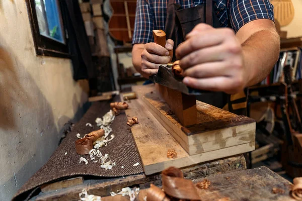 전통적 작업장에서 나무로 기타를 만드는 — 스톡 사진