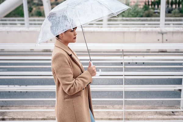 Mujer Bonita Caminando Ciudad Durante Día Lluvioso Sosteniendo Paraguas Transparente —  Fotos de Stock