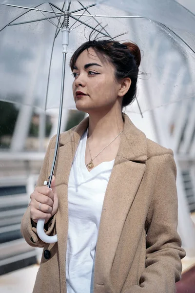 Hübsche Frau Die Regnerischen Tagen Mit Einem Durchsichtigen Regenschirm Durch — Stockfoto