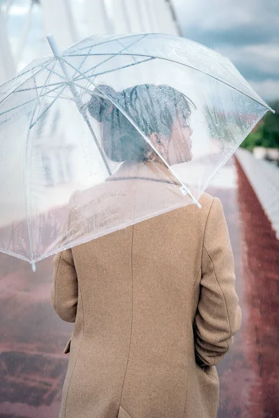 Neznámá Mladá Žena Kabátě Procházející Městě Během Deštivého Dne Ruce — Stock fotografie