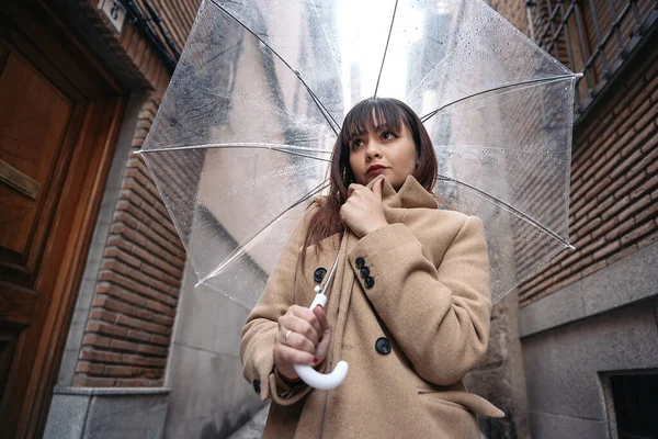 Krásná Žena Kráčí Ulici Během Deštivého Dne Používá Průhledný Deštník — Stock fotografie