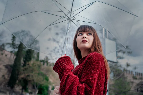 Krásná Žena Drží Transparentní Deštník Procházky Městě Během Deštivého Dne — Stock fotografie