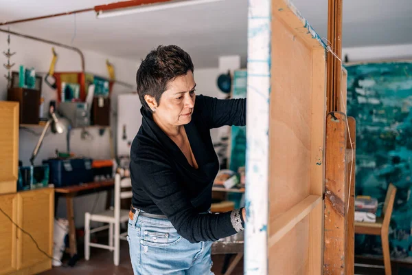 Peintre Féminine Concentrée Détendre Dans Peinture Garage Avec Peinture Bleue — Photo