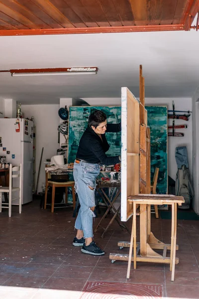 Konzentrierte Malerei Mittleren Alters Auf Großer Leinwand Ihrer Garage Hat — Stockfoto