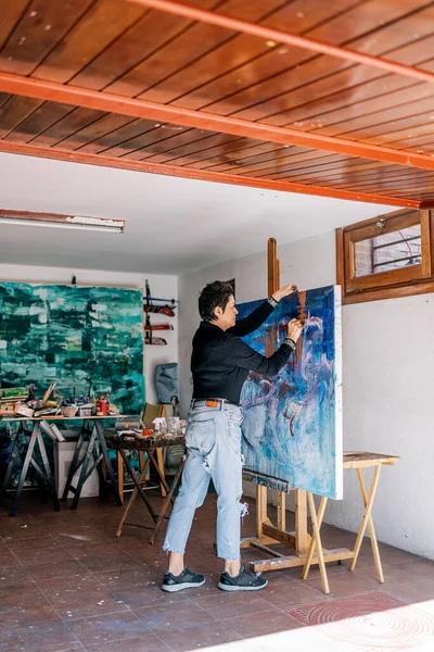 Künstlerin Mittleren Alters Beim Malen Ihrer Garage Auf Einer Großen — Stockfoto