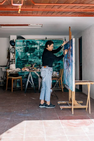 Artista Meia Idade Trabalhando Sua Pintura Garagem Uma Grande Tela — Fotografia de Stock