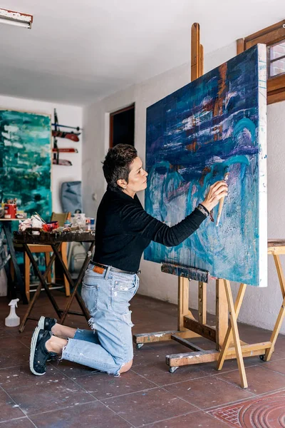 Focused Middle Aged Painter Working Her Home Art Studio Using — Stock Photo, Image