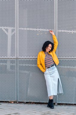 Sokakta gülümseyen ve kameraya bakan güzel Afrikalı genç bir kadın..