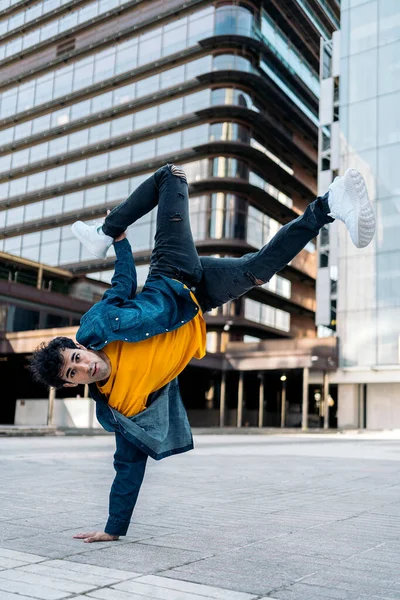 Sokakta Pratik Yapıp Eğlenen Havalı Break Dansçı Dans Ediyor Kameraya — Stok fotoğraf