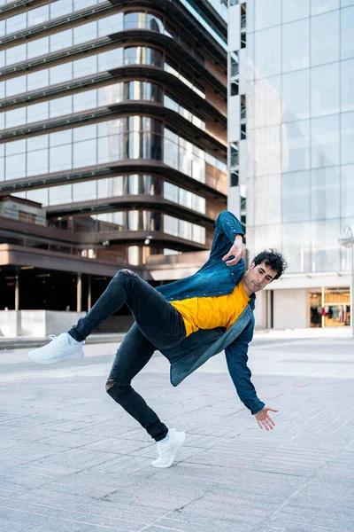 Талантливый Молодой Человек Танцующий Улице Практикующий Брейк Данс — стоковое фото