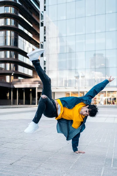 路上で踊る才能のある若者とブレイクダンスの練習 — ストック写真