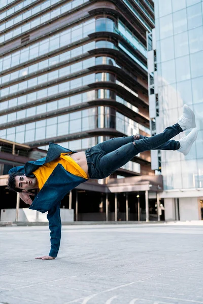 ストリートで練習し 楽しいクールブレイクダンサー 彼は踊ってカメラを見ている — ストック写真