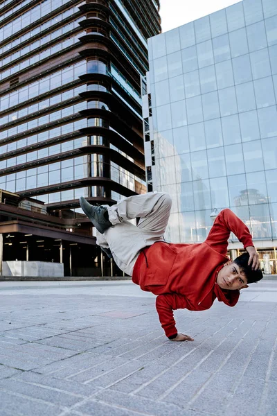 ストリートで練習し 楽しいクールブレイクダンサー 彼は踊ってカメラを見ている — ストック写真