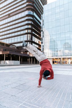 Tanınmayan havalı genç adam sokakta break dans yapıyor ve eğleniyor..