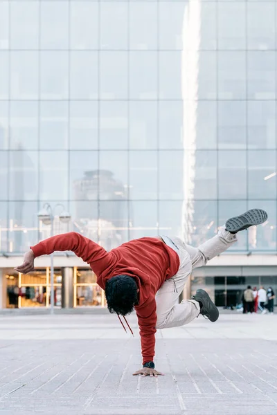 Непризнанный Крутой Молодой Человек Танцующий Брейк Данс Улице Веселящийся — стоковое фото