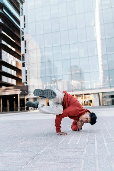 Крутой Танцор Брейк Данса Практикующий Улице Получающий Удовольствие Танцует Смотрит — стоковое фото