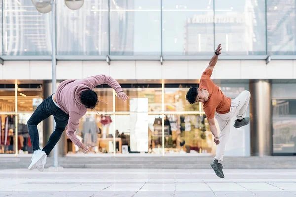 Yetenekli Genç Çocuklar Sokakta Break Dans Yapıyor Eğleniyorlar Koordineli Hareket — Stok fotoğraf