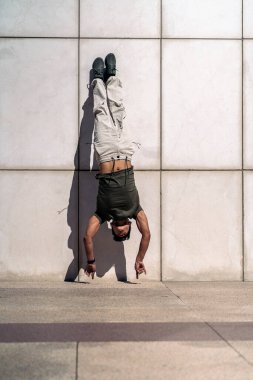 Havalı, genç bir İspanyol sokak ortasında break dans yapıyor..