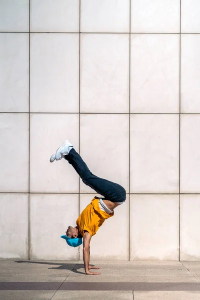 Havalı Bir Genç Sokak Ortasında Break Dans Yapıyor — Stok fotoğraf
