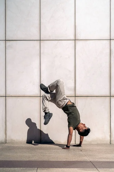 Cool Young Hispanic Man Doing Break Dance Dances White Wall — Stock Photo, Image