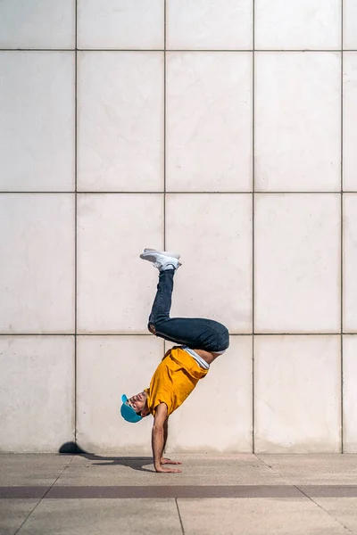 Yetenekli Genç Çocuk Sokakta Beyaz Duvara Karşı Break Dans Yapıyor — Stok fotoğraf
