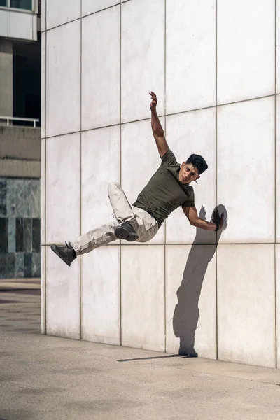 Крутой Молодой Латиноамериканец Танцует Брейк Данс Против Белой Стены Улице — стоковое фото
