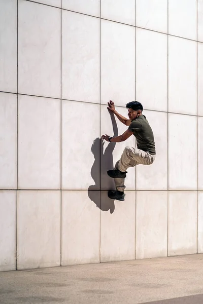 Havalı Genç Bir Spanyol Sokak Ortasında Break Dans Yapıyor — Stok fotoğraf
