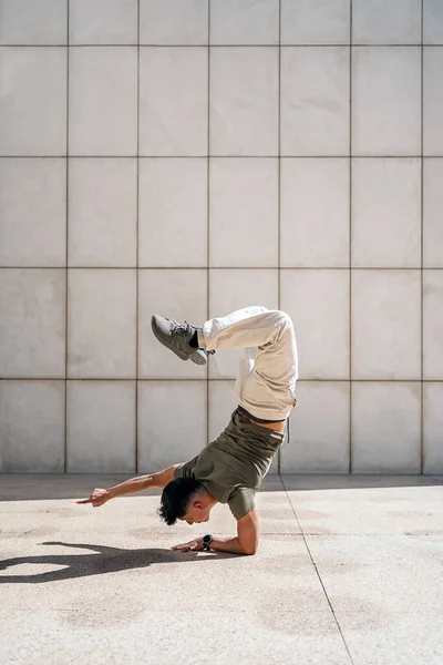 Крутой Молодой Латиноамериканец Танцует Брейк Данс Против Белой Стены Улице — стоковое фото