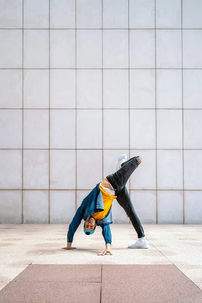Cool Χορεύτρια Κάνει Handstand Στο Δρόμο Κατά Λευκό Τοίχο Και — Φωτογραφία Αρχείου