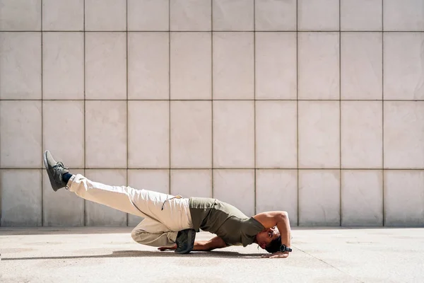 Уверенный Латиноамериканец Танцует Брейк Данс Против Белой Стены Улице — стоковое фото