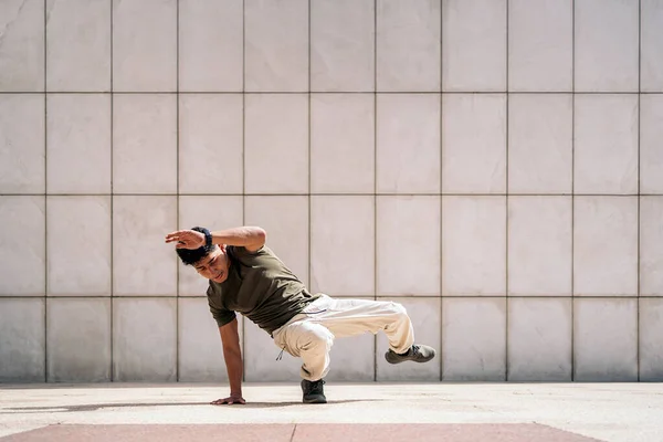 自信のあるヒスパニック系の少年は 路上で白い壁に対してブレークダンスをやって — ストック写真