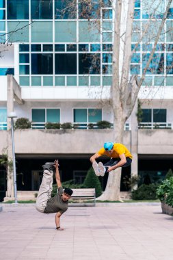 Parkta dans edip break dans yapan iki çok ırklı arkadaş..