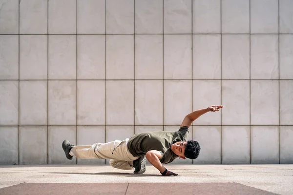 Sokak Ortasında Break Dans Yapan Havalı Genç Latin Adam Yeteneğini — Stok fotoğraf