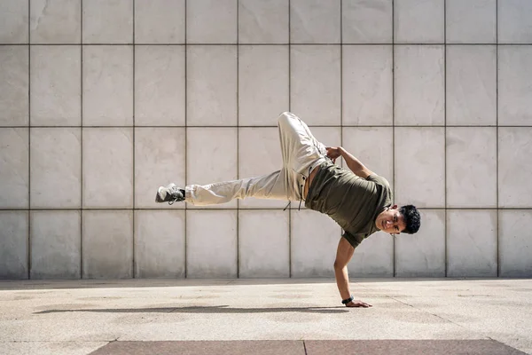Cool Young Latin Man Doing Break Dance Moves Street Showing — Stock Photo, Image